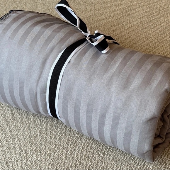 United Polaris Business Class Saks Fifth Avenue Gray Striped Duvet Blanket - Picture 2 of 2